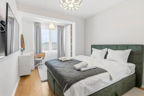 Bed, TV and multimedia, Photo of the whole room, Bedroom