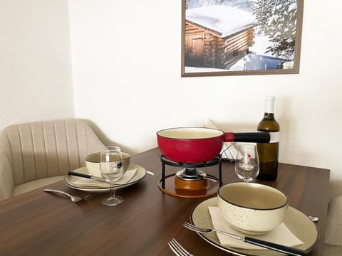 Food and drinks, Seating area, Dining area