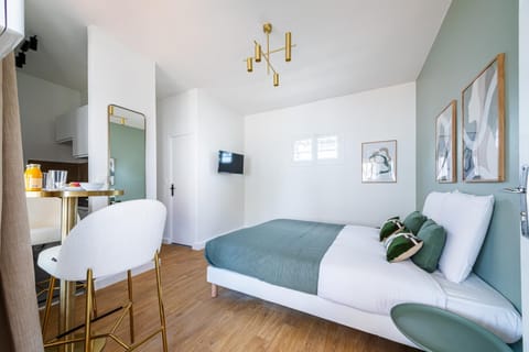 Facade/entrance, TV and multimedia, Living room, Dining area