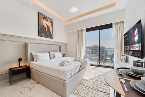 Bed, TV and multimedia, Photo of the whole room, Bedroom, towels