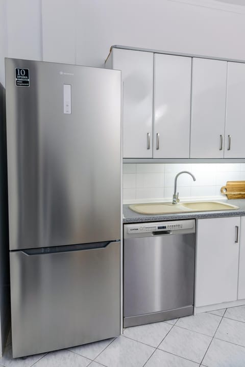 Kitchen or kitchenette, dishwasher, oven