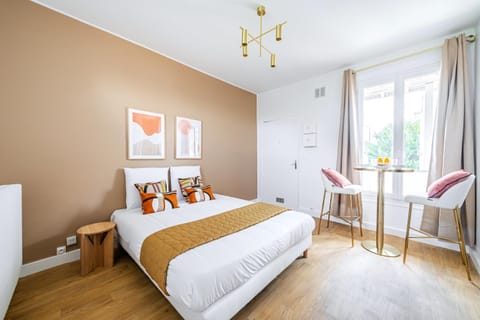 Bed, Living room, Photo of the whole room, Dining area, Bedroom