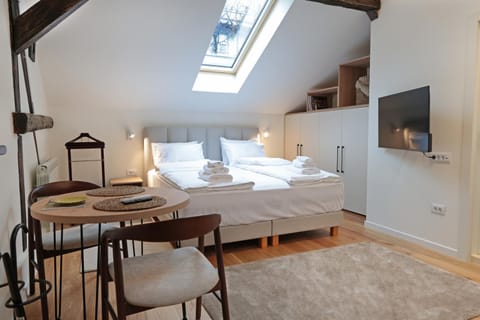 Bed, TV and multimedia, Photo of the whole room, Seating area, towels, wardrobe