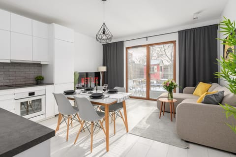 Kitchen or kitchenette, Seating area, Dining area, stove