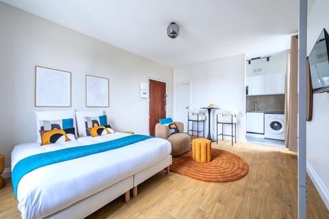 Bed, TV and multimedia, Kitchen or kitchenette, Living room, Photo of the whole room, Seating area, Bedroom