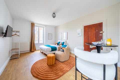 Facade/entrance, TV and multimedia, Living room, Seating area, Dining area