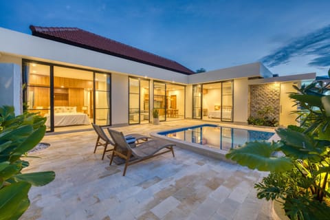 Property building, Balcony/Terrace, Balcony/Terrace, Swimming pool