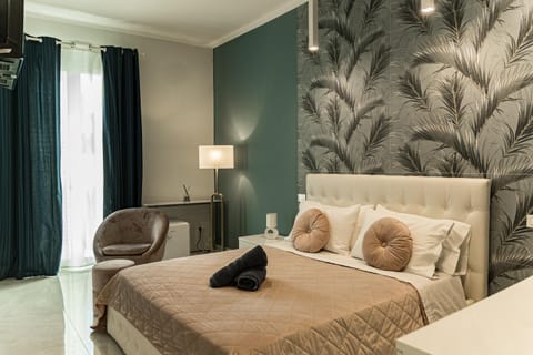 Bed, Living room, Photo of the whole room, Seating area, Bedroom, towels