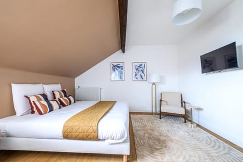 Bed, TV and multimedia, Photo of the whole room, Bedroom