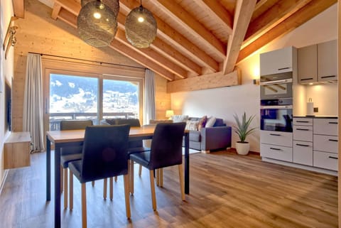Kitchen or kitchenette, Living room, Seating area, Dining area
