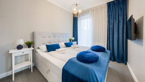 Bed, TV and multimedia, Bedroom