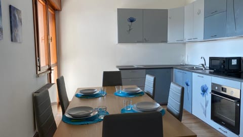 Dining area, Lunch, kitchen