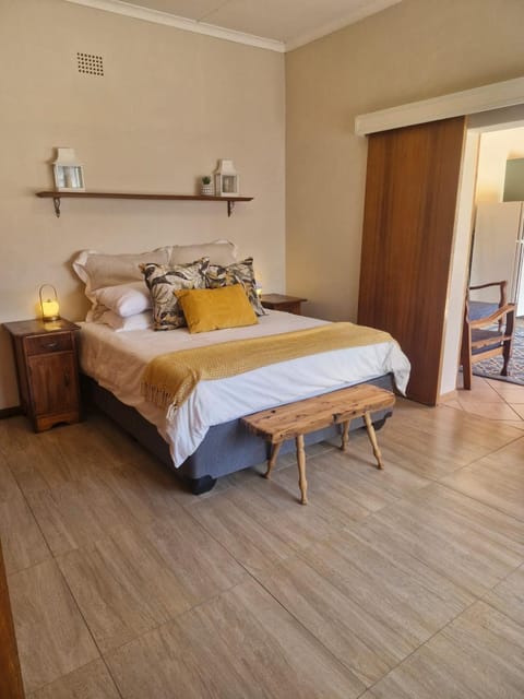 Bed, Photo of the whole room, Decorative detail, Bedroom, wardrobe