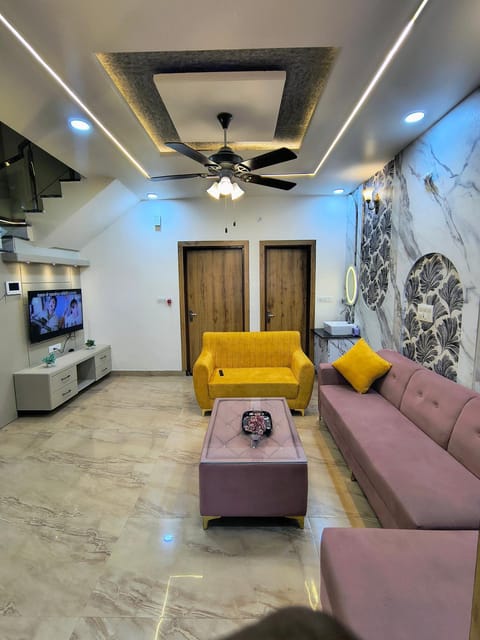 Communal lounge/ TV room, Living room, Seating area