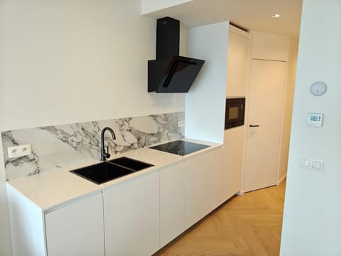 Nearby landmark, Restaurant/places to eat, Children play ground, Kitchen or kitchenette, Business facilities, Beach, Guests, Sea view, Sea view, Area and facilities, oven, stove