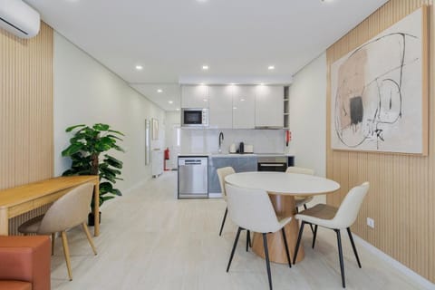 Kitchen or kitchenette, Living room, Seating area, Dining area, dishwasher, oven, stove, toaster, air conditioner