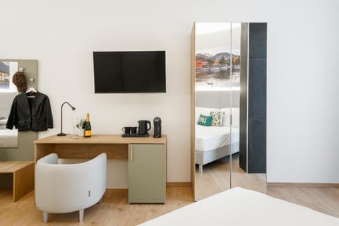 Bed, TV and multimedia, Coffee/tea facilities, Photo of the whole room, Bedroom