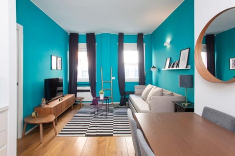 Bed, TV and multimedia, Living room, Photo of the whole room, Seating area, Evening entertainment, Bedroom