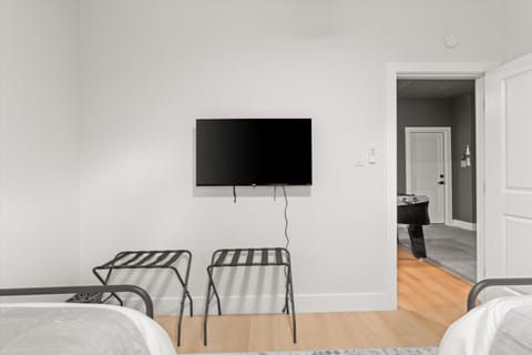 LUX Kalahari Retreat, Game Rm, 3 King Rms, Sleeps 17 Plus House in Round Rock