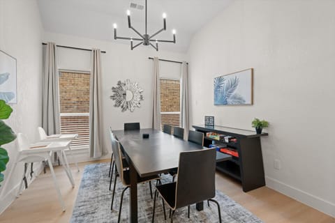 LUX Kalahari Retreat, Game Rm, 3 King Rms, Sleeps 17 Plus House in Round Rock