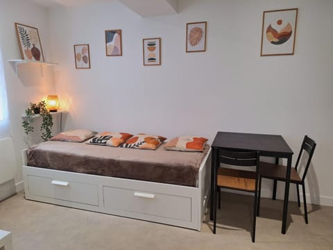 Bed, Living room, Seating area, Dining area, Bedroom, internet, towels