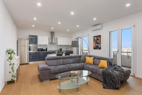 Kitchen or kitchenette, Living room, Seating area, Dining area, oven, pet friendly, stove