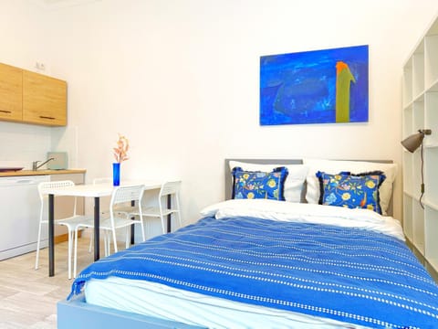 Bed, Kitchen or kitchenette, Dining area, Bedroom, kitchen