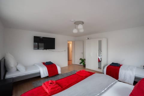 Bed, TV and multimedia, Photo of the whole room, Evening entertainment, Bedroom, towels