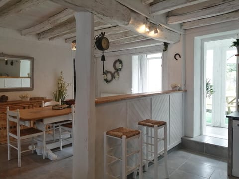 Kitchen or kitchenette, Dining area