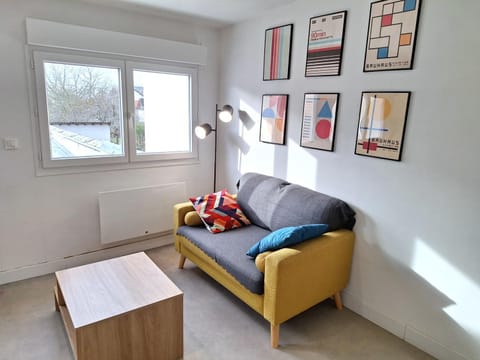 Living room, Seating area, internet