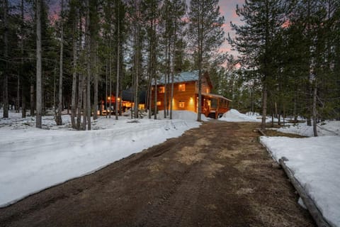 Rustic Retreat, Sleeps 20, Epic Game Room, Hot Tub, 20min to Yellowstone House in Island Park