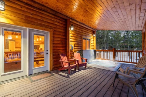 Rustic Retreat, Sleeps 20, Epic Game Room, Hot Tub, 20min to Yellowstone House in Island Park