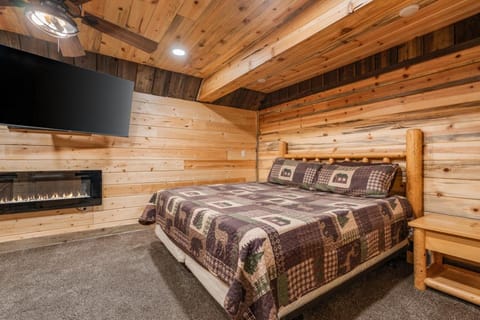 Rustic Retreat, Sleeps 20, Epic Game Room, Hot Tub, 20min to Yellowstone House in Island Park
