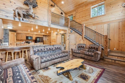 Rustic Retreat, Sleeps 20, Epic Game Room, Hot Tub, 20min to Yellowstone House in Island Park