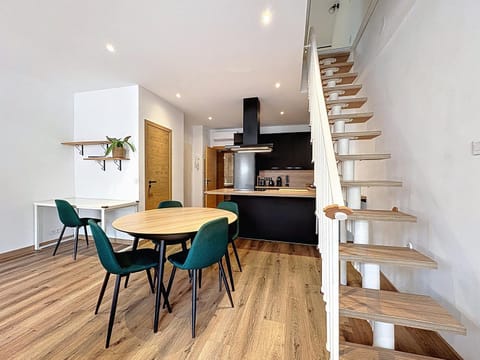 Kitchen or kitchenette, Living room, Seating area, Dining area