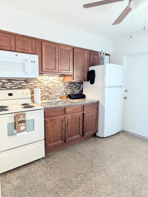 Charming EGAD Retreat - Steps to River & Shops Apartment in Melbourne