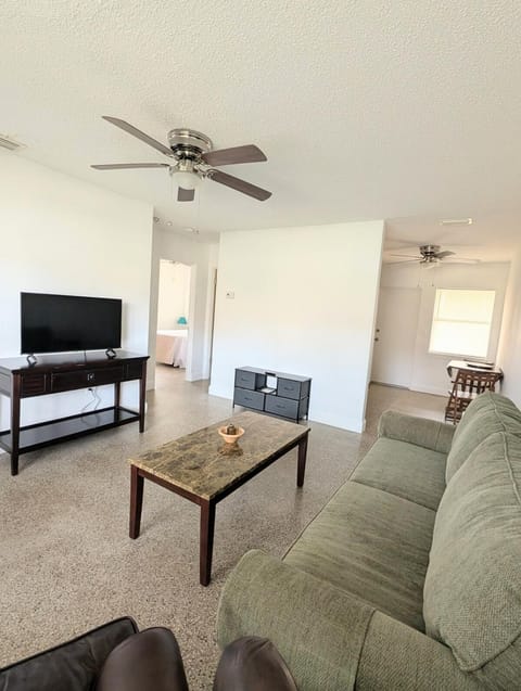 Charming EGAD Retreat - Steps to River & Shops Apartment in Melbourne