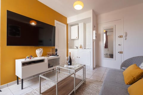 Bed, TV and multimedia, Kitchen or kitchenette, Living room, Seating area, Dining area