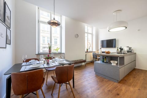 Kitchen or kitchenette, Seating area, Dining area