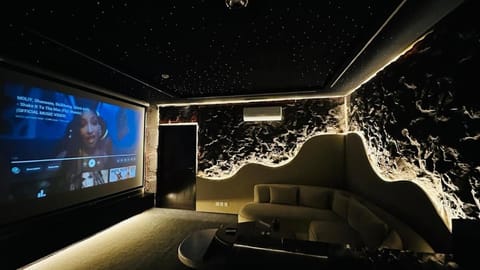 Communal lounge/ TV room, TV and multimedia, Living room, Seating area, Evening entertainment