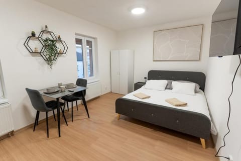 Bed, Living room, Photo of the whole room, Seating area, Dining area, Bedroom, towels