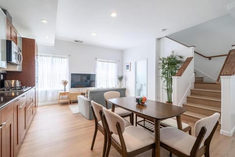 Cozy Designer 3BR 7-mins to Oakland Airport House in San Leandro