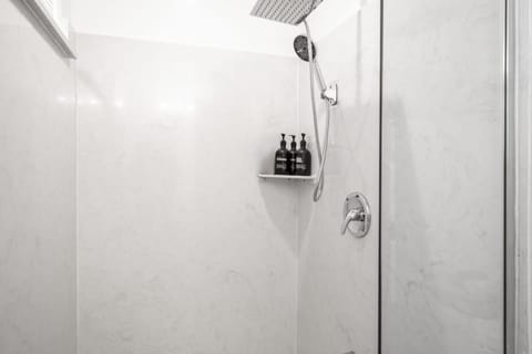 Cozy Designer 3BR 7-mins to Oakland Airport House in San Leandro