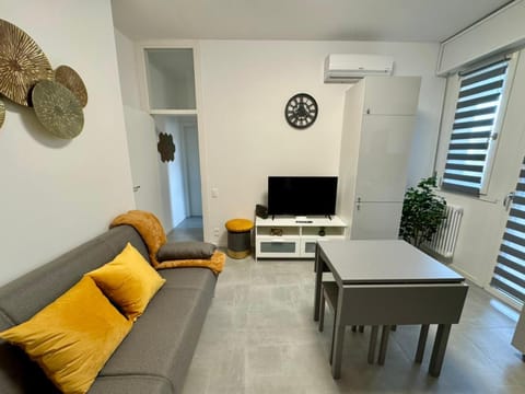 TV and multimedia, Living room, Dining area, air conditioner