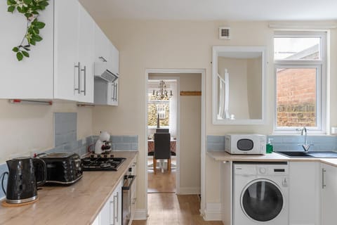 Coffee/tea facilities, Kitchen or kitchenette, Dining area, pet friendly, stove, toaster, washing machine