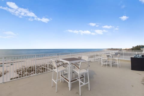 Beachfront Corner Condo 4th Floor Gulf Views Apartment hotel in Treasure Island