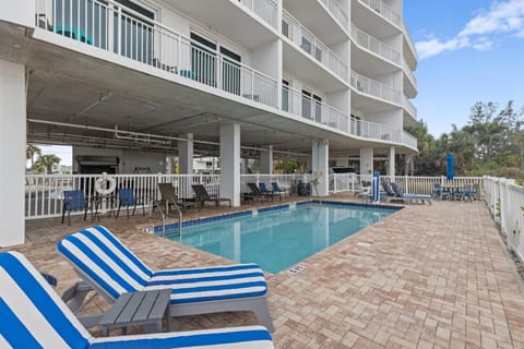 Beachfront Corner Condo 4th Floor Gulf Views Apartment hotel in Treasure Island