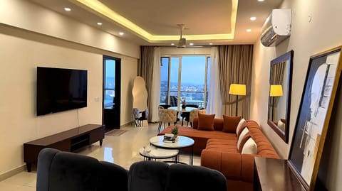 TV and multimedia, Living room, Decorative detail, Seating area, Dining area
