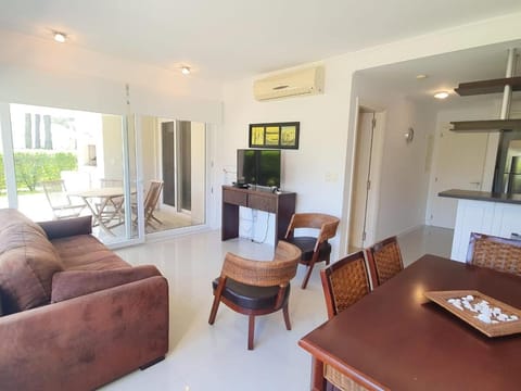 TV and multimedia, Living room, Seating area, Dining area, air conditioner