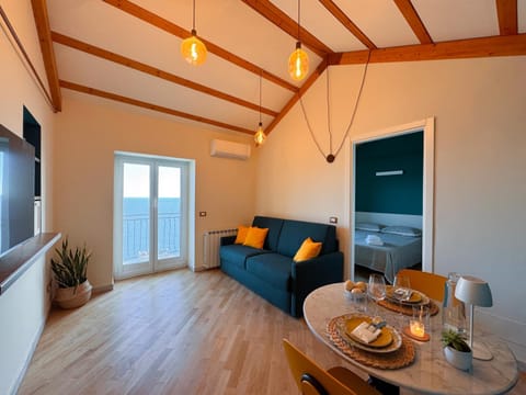 Communal lounge/ TV room, Day, Living room, Lunch